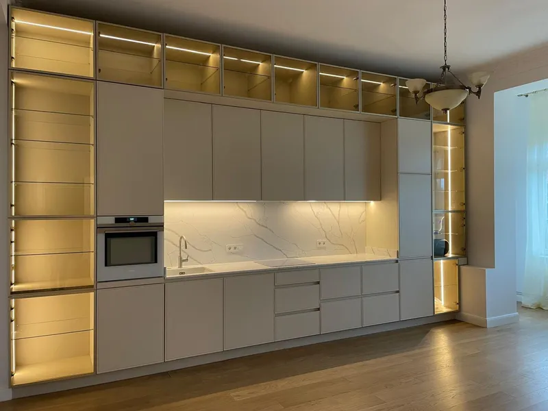 Kernsanierter Altbau mit Aufzug im 3. OG: 2 Zimmer, Designküche & Einbauschränke & Vorhänge nach Maß — photo 1